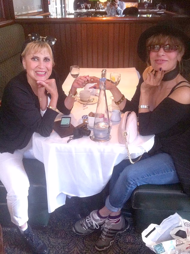 La regista “uccisa a coltellate dalla sorella che le rubò il Rolex con diamanti da 70.000 sterline” fuggì da giovane dalla Guerra dei Sei Giorni in Medio Oriente, apprende la corte