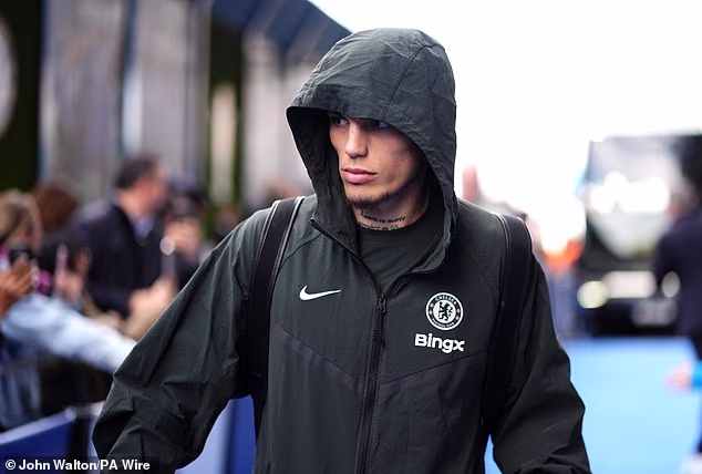 Alejandro Garnacho CANCELLA i video del Chelsea dal suo account TikTok e ripubblica i fan del Man United che chiedono il suo ritorno – dopo che le notizie affermavano che i Blues volevano una nuova ala sinistra