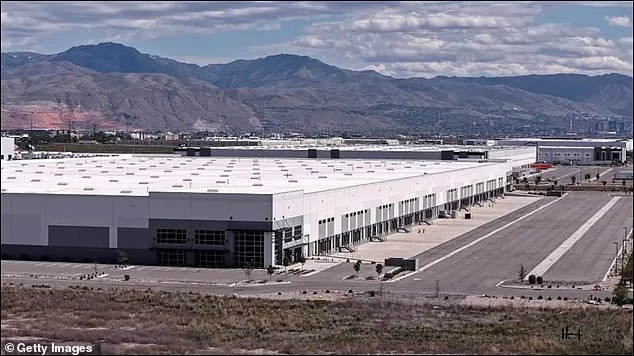 Una donna francese di 86 anni arrestata dall’ICE dopo essersi trasferita negli Stati Uniti per sposare l’amore perduto da tempo con cui usciva negli anni ’60… e il suo nuovo marito muore