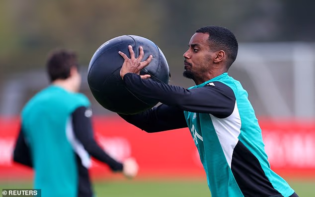 Alexander Isak ha sorpreso lo START per la prima volta da dicembre quando Arne Slot si è rivolto a un uomo da 125 milioni di sterline per innescare l’offerta del Liverpool per una famosa rimonta contro il PSG