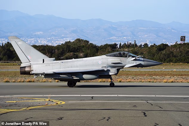 I caccia britannici decollarono dopo che il bombardiere russo si avvicinò allo spazio aereo del Regno Unito