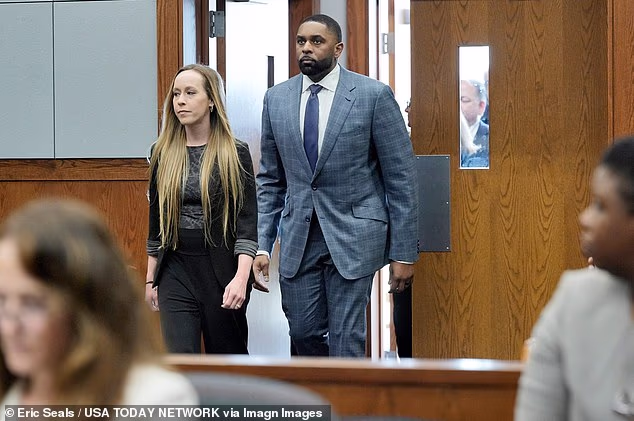 L’allenatore caduto in disgrazia del Michigan Sherrone Moore evita la prigione per aver fatto irruzione nella casa dell’amante mentre il giudice attribuisce alla moglie il merito di averlo tenuto fuori di prigione