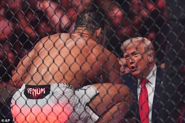 Emergono immagini di Donald Trump entusiasta del “bellissimo” combattente UFC maschio durante un evento a Miami