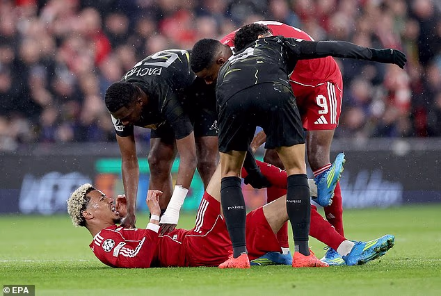 L’infortunio di Hugo Ekitike è “grave”, dice il compagno di squadra del Liverpool Ibrahima Konate – mentre Arne Slot lamenta il colpo “particolarmente duro” per un giocatore importante con il sogno della Coppa del Mondo in dubbio