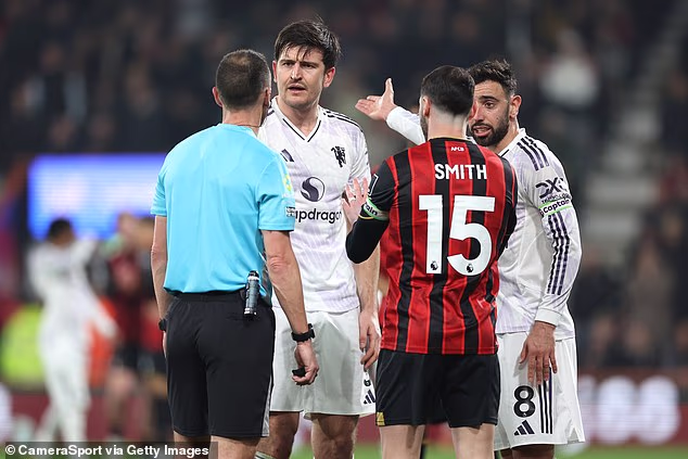 Harry Maguire viene ULTERIORMENTE squalificato per aver imprecato contro gli arbitri – il che lo vedrà saltare la trasferta del Manchester United al Chelsea e costringerlo a fare affidamento sui difensori centrali di 19 e 20 anni