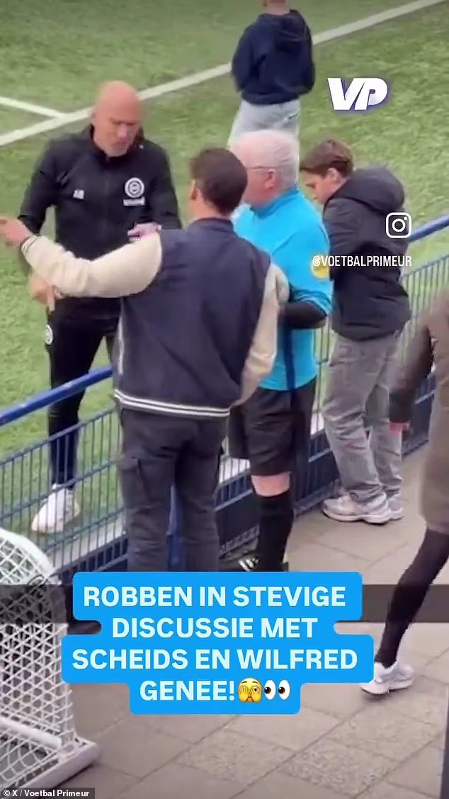 Momento La leggenda del Chelsea e del Bayern Monaco SPINGE il presentatore televisivo in una accesa rissa dopo essere stato accusato di aver abusato dell’arbitro durante la partita di suo figlio under 14