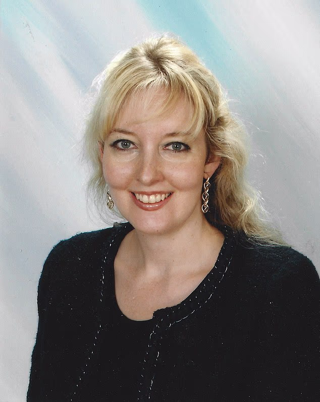 Il motivo per cui le persone si allontanano dalla Chiesa? Signore assetate di potere in gilet imbottiti che vanno dal vicario, dice CAROLINE BULLOCK – mentre rivela come l’hanno congelata nella sua città del Sussex