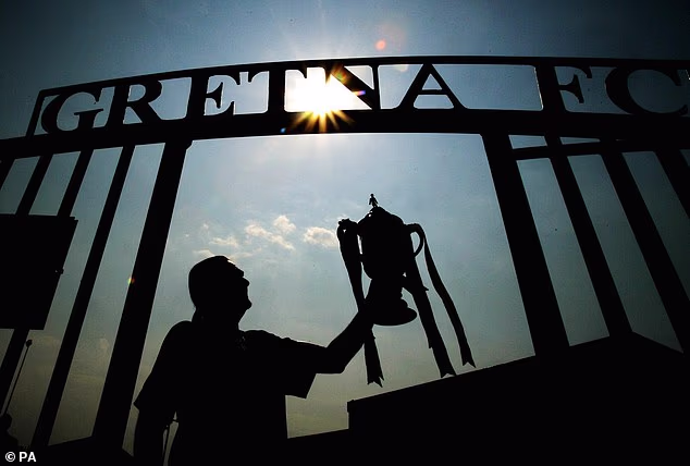 Come la piccola Gretna è passata dall’oscurità alla finale della Coppa di Scozia e al calcio europeo… e perché non è rimasto alcun amore per la sua favola calcistica nella città che un tempo viveva il sogno