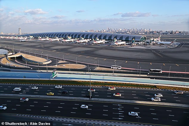 Un dipendente della compagnia aerea che ha condiviso le foto dei danni della bomba di Dubai sul suo WhatsApp privato viene attirato in una riunione e arrestato dalle autorità dopo aver segretamente ficcato il naso nei suoi messaggi