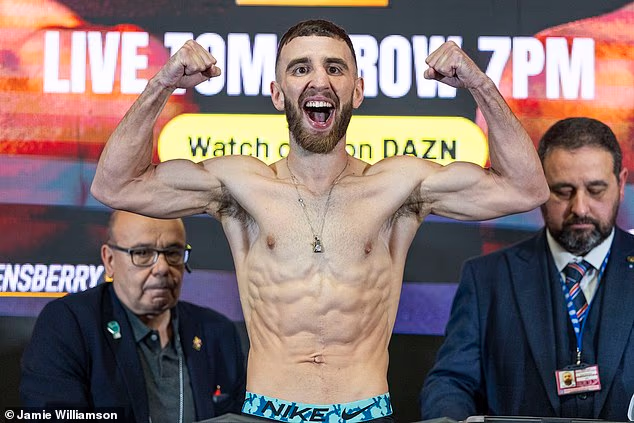 CHI E’ IL PADRE! Con sua moglie che aspetta il loro secondo figlio da un giorno all’altro, Nathaniel Collins punta a una vittoria sul vecchio nemico Cristobel Lorente che potrebbe aprire le porte a una possibilità per il titolo mondiale.