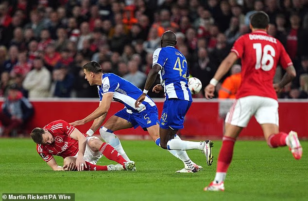 Nottingham Forest – Porto 1-0 (2-1 complessivo): i padroni di casa si preparano per la semifinale di Europa League contro l’Aston Villa ma gli infortuni di tre giocatori chiave infliggono un duro colpo alle loro speranze di sopravvivenza in Premier League