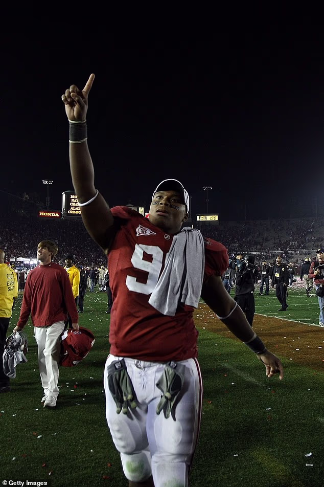 Il campione di football del college ha usato parrucche e documenti falsi per fingere di essere una star della NFL in una truffa da 20 milioni di dollari