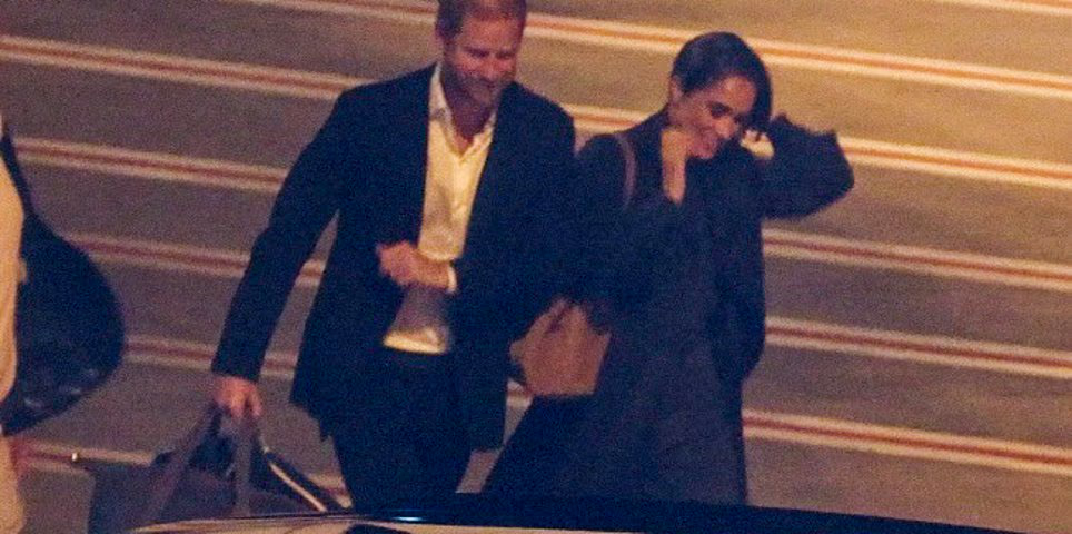 Le foto dimostrano come TU hai pagato Meghan per fare un’iconica passeggiata costiera a Sydney, mentre la Duchessa di Sussex si prepara per un ritiro da 3.200 dollari a testa