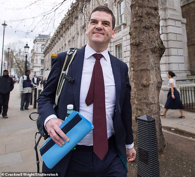 Il numero 10 trova un capro espiatorio nel tentativo di salvare il Primo Ministro: Starmer getterà il mandarino del Ministero degli Esteri sotto l’autobus per lo scandalo del controllo di Mandelson?