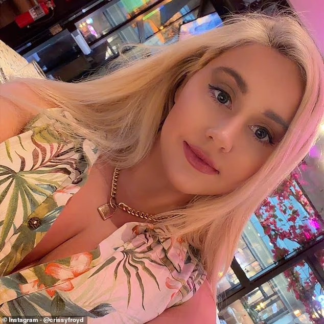 La giornalista licenziata della NFL Crissy Froyd raddoppia le critiche a Dianna Russini in una dichiarazione infuocata dopo aver perso il lavoro per un post brutale