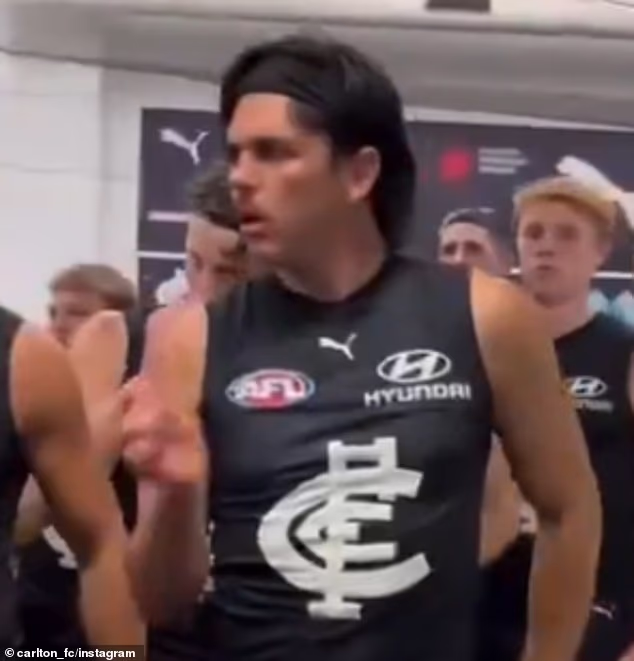 Le leggende del calcio colpiscono perché il filmato pre-partita di Elijah Holland “inquietante” mostra perché non avrebbe mai dovuto scendere in campo