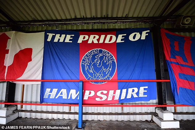 All’interno della battaglia per la sopravvivenza dell’Aldershot a corto di soldi: come l’esercito britannico, il management, un campo da polo di 100 acri e un’enorme base di fan possono salvare il famoso ex club