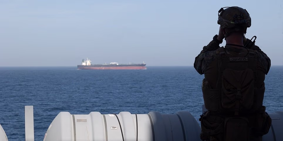 Iran e Stati Uniti sono “lontani” dall’accordo mentre le navi nello Stretto di Hormuz avvertono che saranno prese di mira se tentano di attraversarlo: aggiornamenti in tempo reale