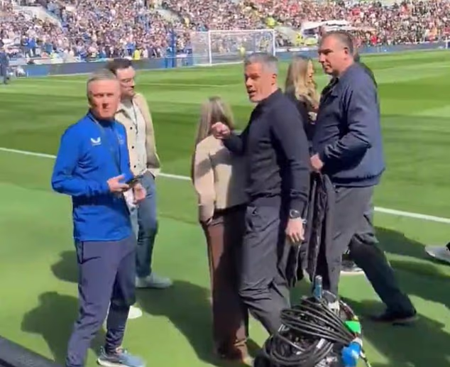 Jamie Carragher si allontana dai tifosi dell’Everton dopo una serie di insulti rivolti alla leggenda del Liverpool durante il derby del Merseyside