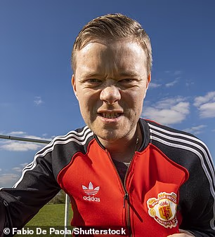 Mark Goldbridge dice alla leggenda del Manchester United Rio Ferdinand di “fare marcia indietro” durante lo scontro online, una settimana dopo che YouTuber ha collaborato con Gary Neville