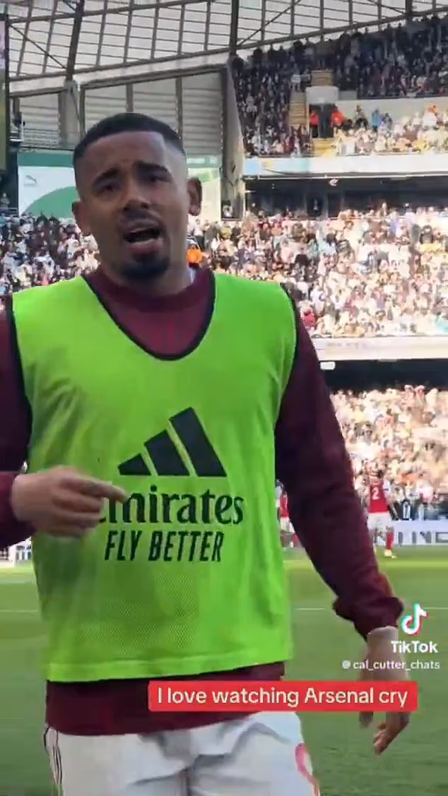 La stella dell’Arsenal Gabriel Jesus affronta un tifoso violento del Manchester City dopo essere stato chiamato “Giuda” – nonostante abbia vinto 11 trofei con il club