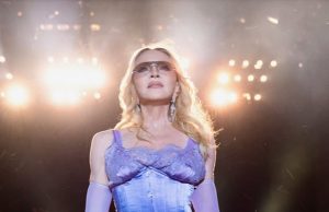 Madonna offre una ricompensa per il costume RUBATO del Coachella: “Non sono solo vestiti, fanno parte della mia storia”
