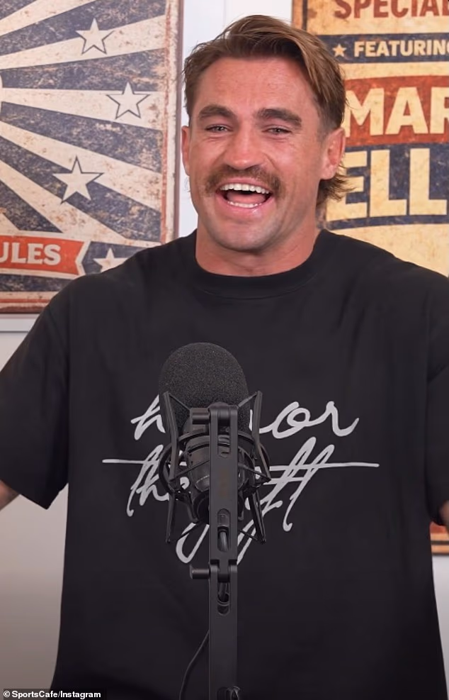 Momento esilarante in cui l’amico ubriaco di una star del football lo chiama a metà partita per SLEDGE: “non ti vogliono nemmeno lì”