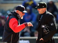 Lo sfogo sboccato del manager del baseball catturato nel momento in cui viene girato con il microfono dopo la violenta espulsione