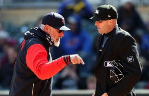 Lo sfogo sboccato del manager del baseball catturato nel momento in cui viene girato con il microfono dopo la violenta espulsione