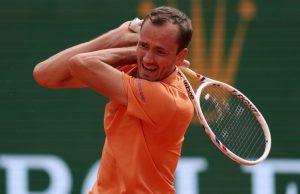 Medvedev rompe la racchetta durante la doppia sconfitta contro Berrettini