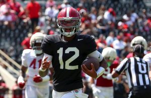 Il QB dell’Alabama Keelon Russell alimenta l’attacco nella partita primaverile
