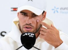 Carlos Alcaraz attende le prove del polso mentre attende l’Open di Francia