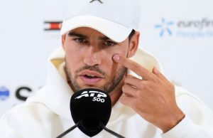 Carlos Alcaraz attende le prove del polso mentre attende l’Open di Francia