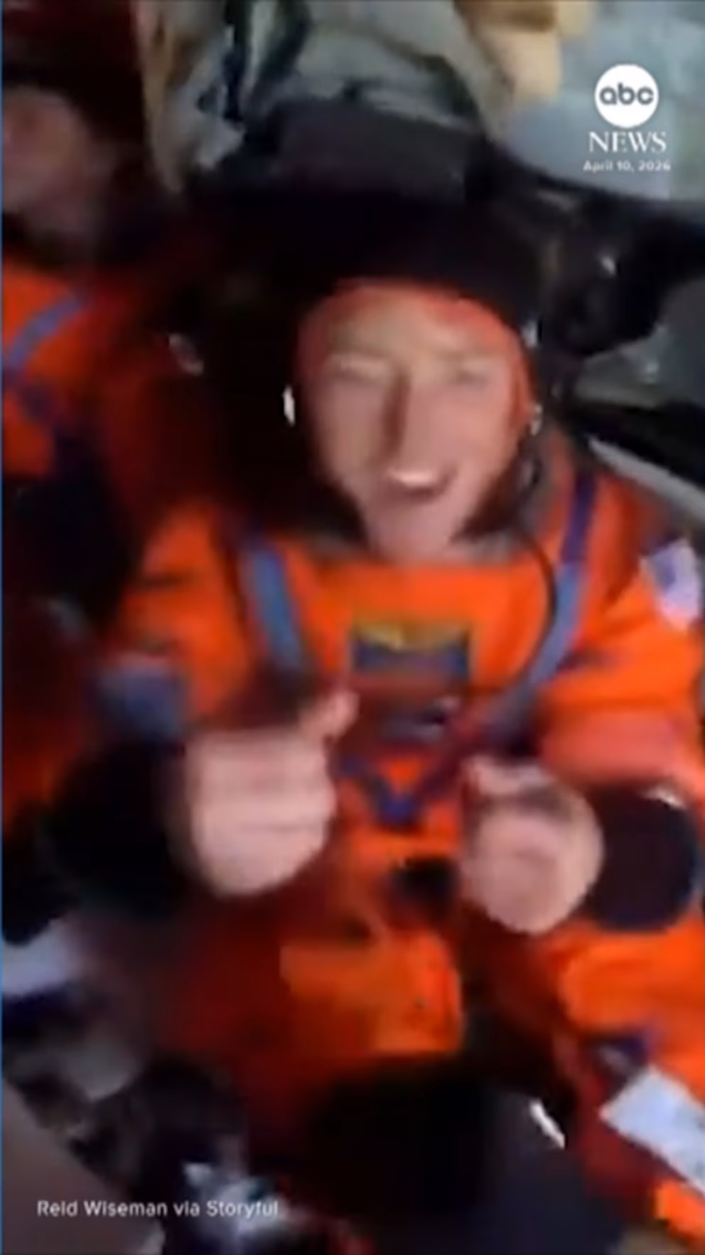 La videocamera del casco cattura il recupero degli astronauti Artemis II dalla capsula Orion