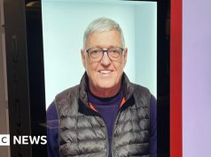 Ho riportato mio marito al suo funerale come un ologramma