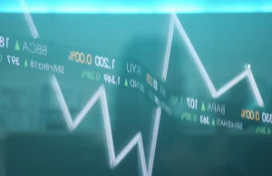 Strategia di investimento azionario durante una crisi: ecco come gestire il rischio in un mercato volatile