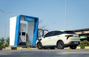 La tassa sulle auto elettriche non è più gratuita, il destino degli ex proprietari, gli esami per la patente sono sempre più difficili