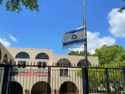 Droni stranieri lanciano materiali pericolosi sull’ambasciata israeliana a Londra, aumenta la sicurezza