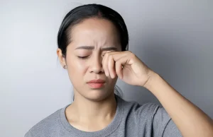 8 passaggi per prevenire le mosche volanti e la comparsa di piccole ombre fluttuanti nella vista