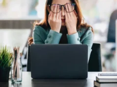 È difficile comprare una casa e trovare lavoro, la Gen Z dice che stanno attraversando una “crisi di mezza età”