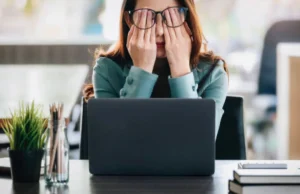 È difficile comprare una casa e trovare lavoro, la Gen Z dice che stanno attraversando una “crisi di mezza età”