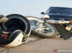 Momenti in cui un ufficiale del PPSU è stato ucciso da un’auto che sbandava nel sud di Giakarta