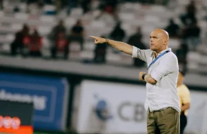 Entusiasta del discorso sull’abolizione del regolamento U23, l’allenatore del Bali United avverte dei grandi rischi per i giovani giocatori