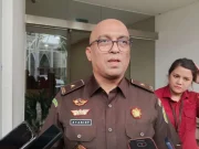 La misteriosa figura dietro la tangente di 1,5 miliardi di rupie al presidente del Difensore civico è ancora ricercata dall’AGO