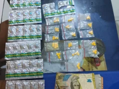 La polizia del centro di Giakarta arresta un venditore di tramadolo e droghe illegali sotto le spoglie di un negozio di pesci ornamentali