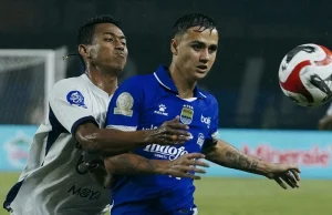 Eliano Reijnders Attenzione a Ivar Jenner davanti al Persib x Dewa United