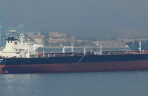 L’Iran consente il passaggio delle navi commerciali durante l’apertura dello Stretto di Hormuz