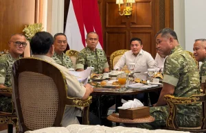 Il capo di stato maggiore dell’esercito incontra Prabowo e riferisce della costruzione di 300 ponti e della ristrutturazione delle scuole