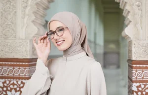 Ti fanno male le tempie e il tuo hijab cade a pezzi a causa degli occhiali? Ecco alcuni semplici consigli per rimanere organizzati