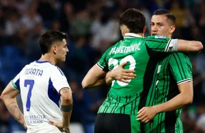 Diventato un solido muro, Jay Idzes elogiato dai media italiani dopo la partita Sassuolo-Como